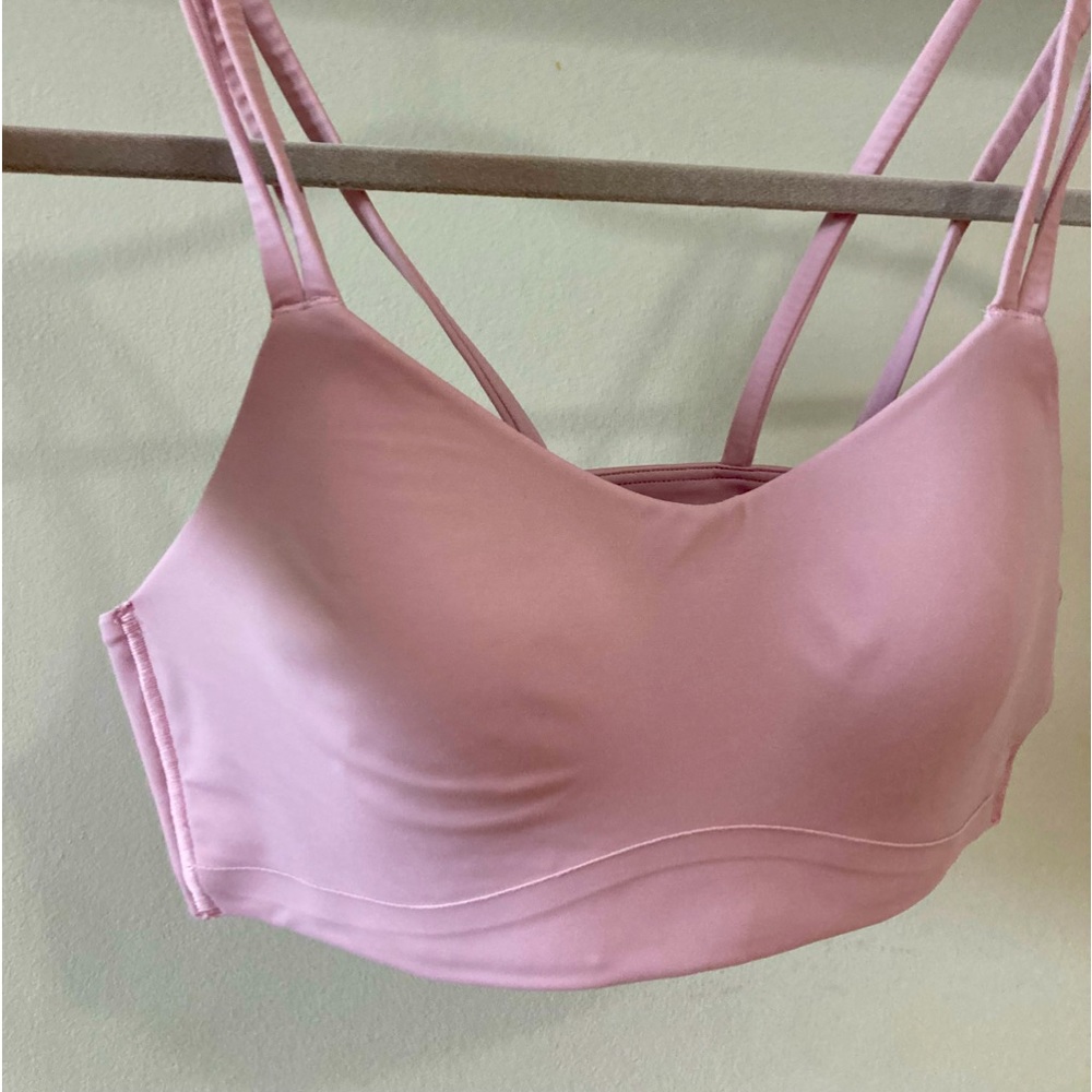 This is a cloud lululemon bra light pink in size 6 good condition worn 3 times